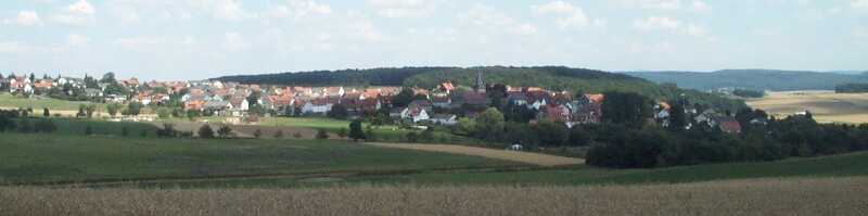 Blick über Bauerbach und die umliegende Landschaft
